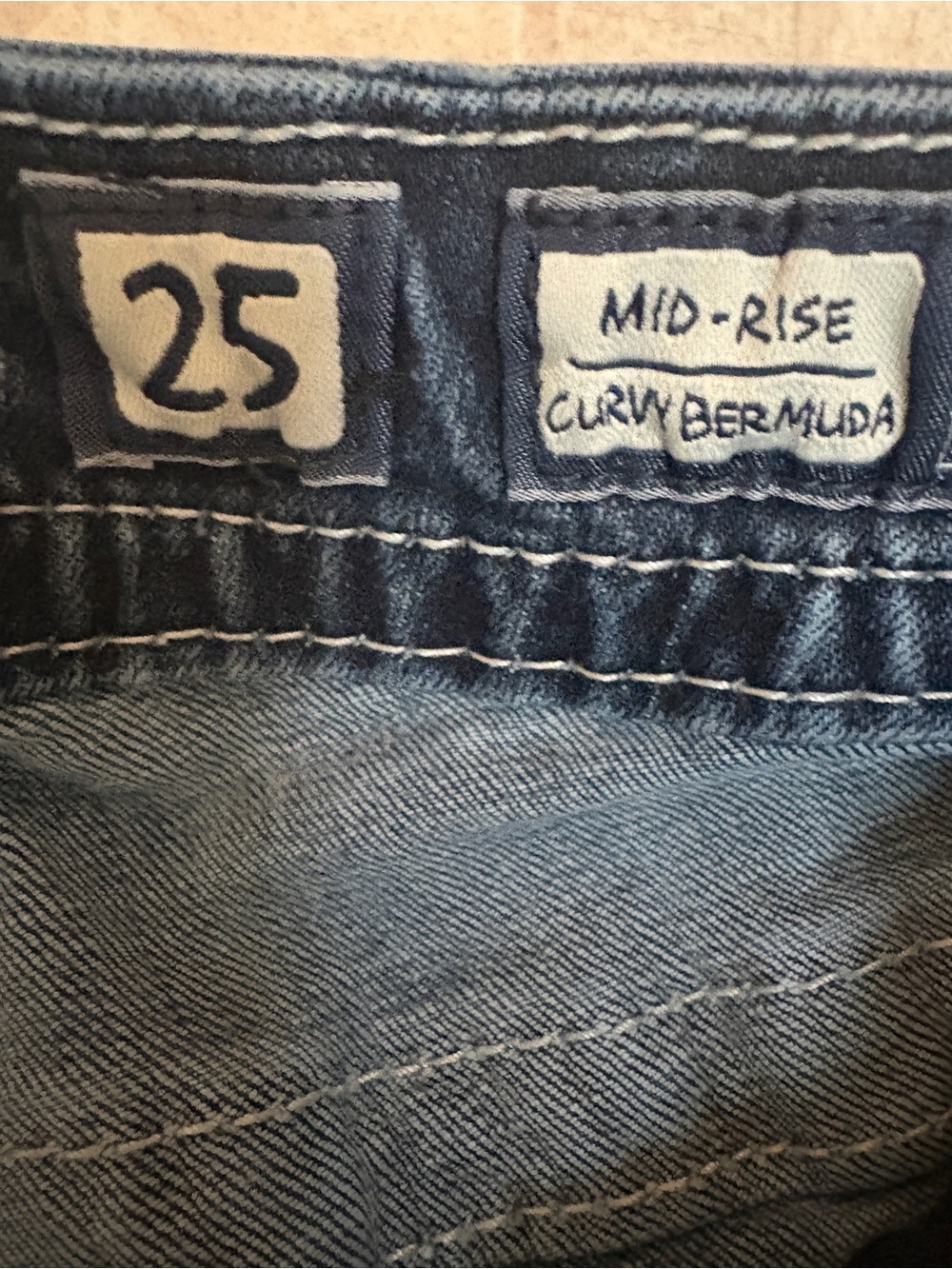Miss Me Jean Shorts Women’s Curvy Mid-Rise Bermuda Jorts Size 25 10” Bling Y2K - Picture 7 of 16